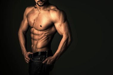 spor ve beslenme. Adam kas vücut ve gövde.