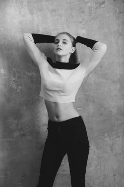 mide. kız ya da duvar arka plan üzerinde güzel genç kadın