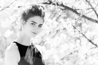 Gençlik ve doğal güzellik. çiçek çiçek açması kızla genç yüzü beyaz arasında poz