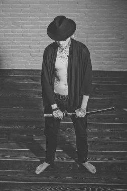 Şeref ve haysiyet. Savaşçı siyah şapka ve dövmeli gövde gösterilen açık giyim