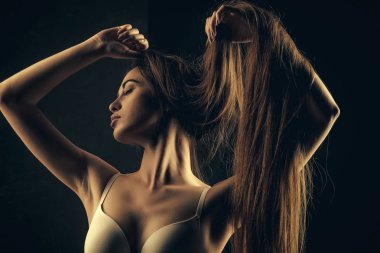 Bayan güzellik. iç çamaşırı sutyen uzun sağlıklı saçlı kadın