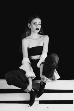 Kozmetik ve cilt bakımı. Kadın şık uzun küpeler saçlı