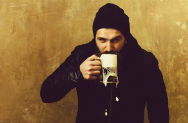 adam bira içme cam kupa