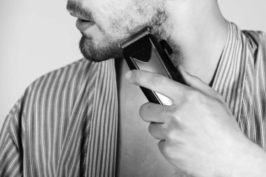 Sakal düzeltici. El elektrikli tıraş makinesi ya da jilet tıraş sakal ile