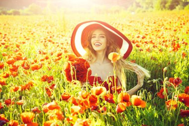 neşeli kadın çiçek alan. Kız retro şapkalı haşhaş tohumu alanındaki