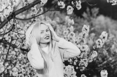 Şeyler knitten. Kırmızı dudaklar ve çiçeği içinde sarı saçlı kadın ile