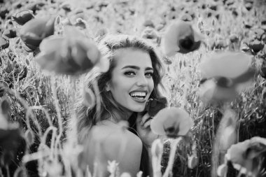 haşhaş tohumu ve mutlu uzun kıvırcık saçlı kızla