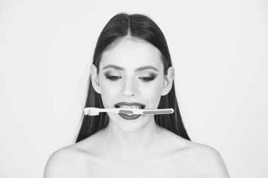 Diş Bakımı. diş diş telleri ve fırça, ile kız moda makyaj vardır