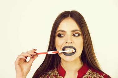 Diş Bakımı. diş diş telleri ve fırça, ile kız moda makyaj vardır