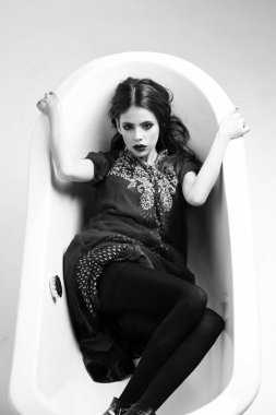 kız banyoda. Kırmızı elbiseli kadınla siyah dudak, banyo