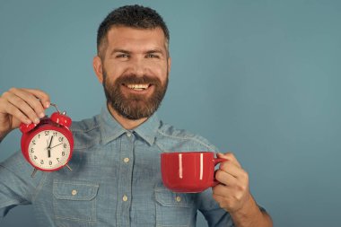 Ferahlık sonu ve enerji. Alarm, mükemmel sabah, kopya alanı ile kırmızı kupa