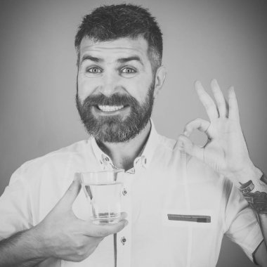 su rehin sağlıklıdır. Mutlu hipster ok hareketi ile ferahlatıcı temiz sağlıklı su iç.