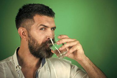 su rehin sağlıklıdır. Akşamdan kalma ve susuzluk.