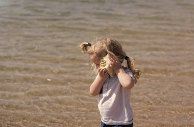 Özgürlük, keşif, macera. Çocuğu dinle Shell deniz plaj