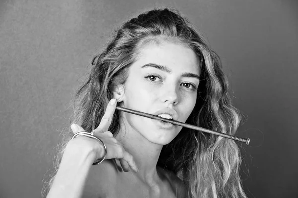 Sağlık ve stomatology. gösterilen sağlıklı dişler ağızda metalik çivi kadınla