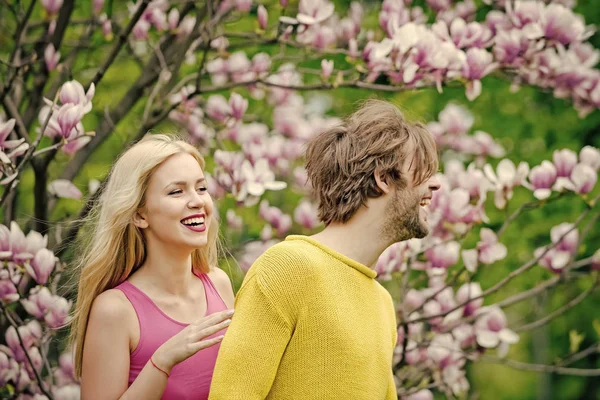 春天的花朵爱。美丽的浪漫情侣在盛开的木兰树下 — 图库照片
