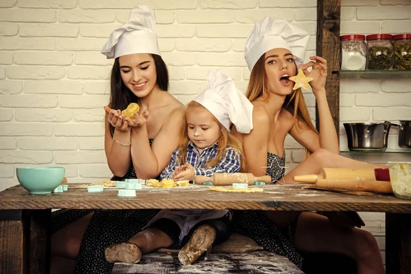 Família feliz e conceito de infância. Irmão e irmãs em chapéus de chef preparar biscoitos — Fotografia de Stock