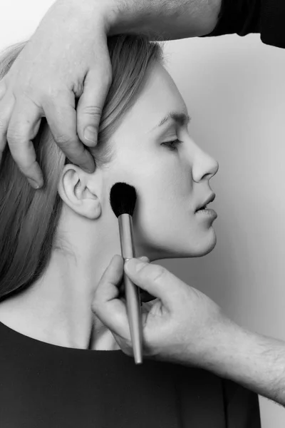 Visage, cosméticos, maquillaje. Belleza, juventud Chica conseguir maquillaje en la piel de la cara con pincel de polvo — Foto de Stock