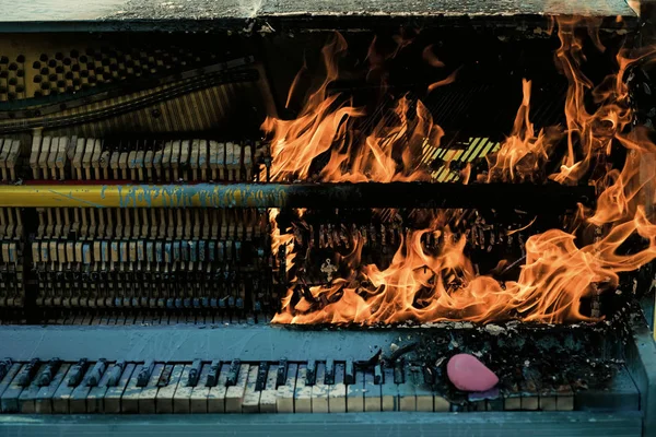 Brennendes Klavier, Musikstil, Grunge-Instrument. — Stockfoto