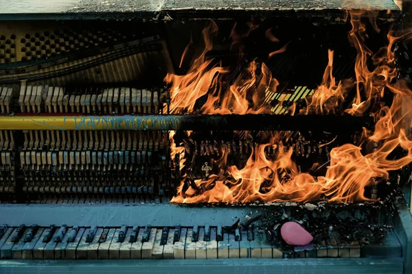 Burning piano, musical style, grunge instrument. — Stock Photo, Image