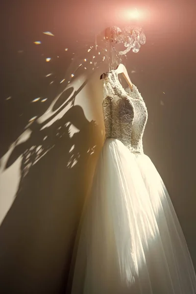Vestido de novia a la luz del sol. vestido de novia colgando en la lámpara hermosa — Foto de Stock