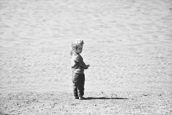 Seyahat ve tatil çocuk çocuk mutlu okyanus arka plan üzerinde çok güzel yüzü