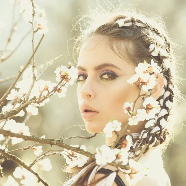 Cuidados da pele e beleza. menina bonita no parque de primavera com flores — Fotografia de Stock