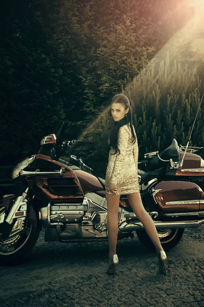 Seyahat ve tatil kavramı. Kadın ve motosiklet