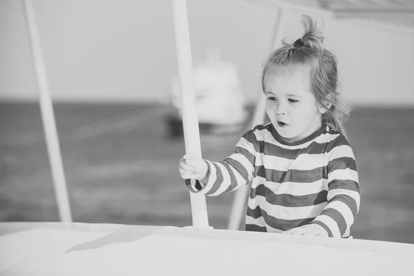 游艇和航行沿海。小男孩与惊奇的面孔. — 图库照片