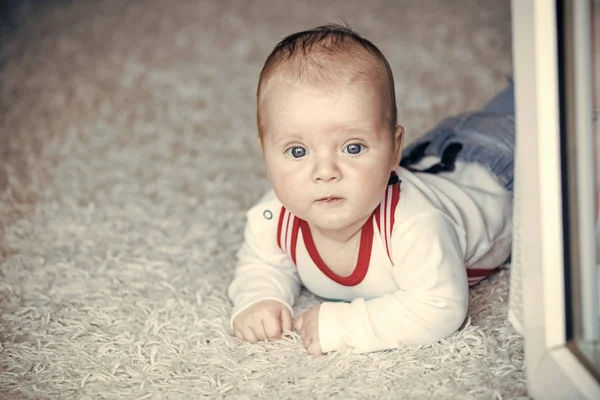 Inocência, beleza, pureza. Bebê com olhos azuis no rosto adorável — Fotografia de Stock