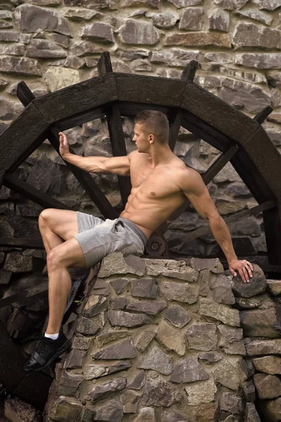 Fitness, conceito de desporto. Homem com tronco muscular no moinho — Fotografia de Stock