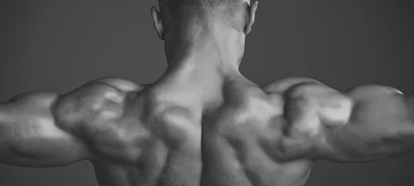 Człowiek z mięśni ciała mokre i z powrotem. Sportowca trenera Wyświetlono biceps i triceps. — Zdjęcie stockowe