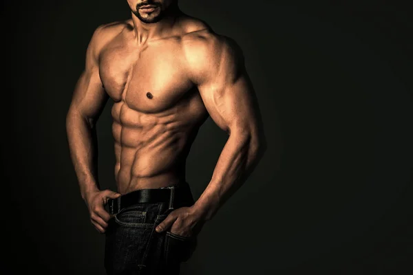 Sportovní výživa. Muž s svalnaté tělo a trup. — Stock fotografie