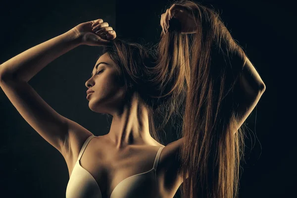 Bayan güzellik. iç çamaşırı sutyen uzun sağlıklı saçlı kadın