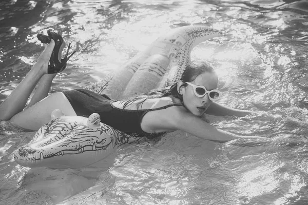 Yaz dinlenme. timsah deri ayakkabısı genç kadın ile Yüzme Havuzu. Kız şişme timsah Açık Yüzme Havuzu