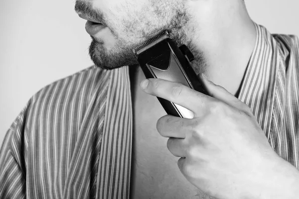 Sakal düzeltici. El elektrikli tıraş makinesi ya da jilet tıraş sakal ile