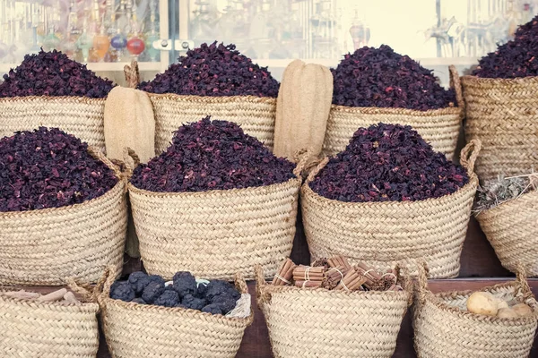 Doğal organik otlar. Çeşni ve madde kavramı.