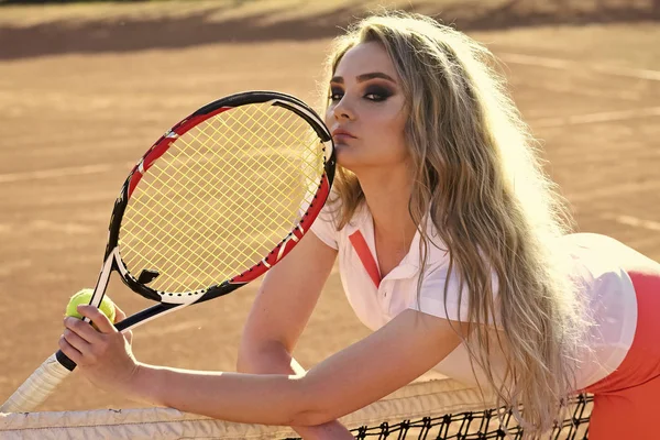 화창한 날에 테니스 라켓 여자 선수입니다. 스포츠, 게임 개념 — 스톡 사진