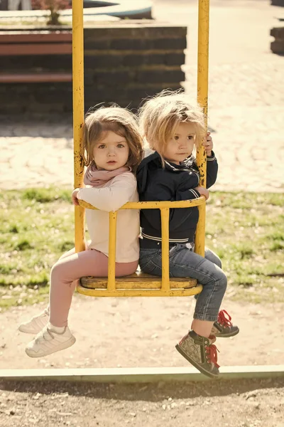 子供の頃、活動、ライフ スタイルのコンセプト。少年と晴れた日にスイングの少女 — ストック写真