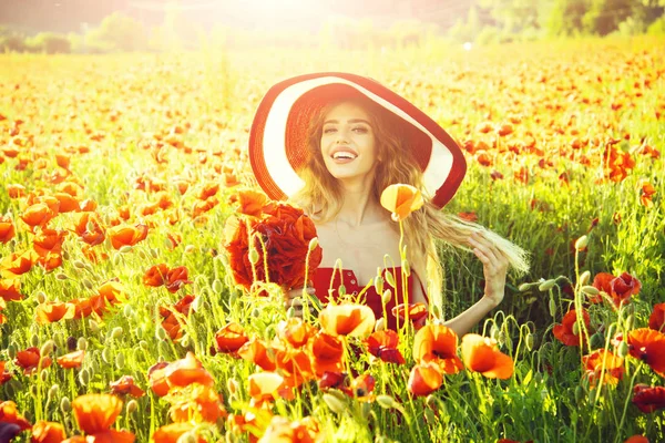 neşeli kadın çiçek alan. Kız retro şapkalı haşhaş tohumu alanındaki