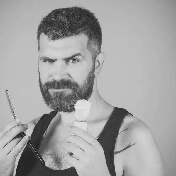 Hombre cortado barba y bigote con navaja. Corte de pelo del hombre barbudo, arquismo . —  Fotos de Stock