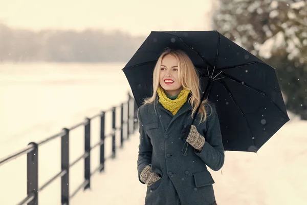 Dziewczyna spaceru z parasolem na zimowy dzień. Kobieta z długimi blond włosami na krajobraz snow biały — Zdjęcie stockowe