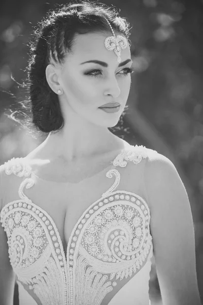 Bayan güzellik. Beyaz seksi vintage gelinlik kadın
