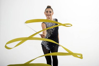 Kadın akrobasi kurdele ile tren. Spor başarı ve sağlık. Egzersiz faaliyetleri esnek kız spor salonunda spor. Fitness ve diyet kız jimnastikçi. Şerit'in kadınla ritmik jimnastik