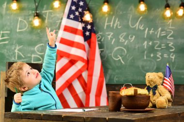 Geri okul veya evde eğitim için. Temmuz 4th Amerikan bayrağı, okulda küçük çocuk ile okul kavramı geri.