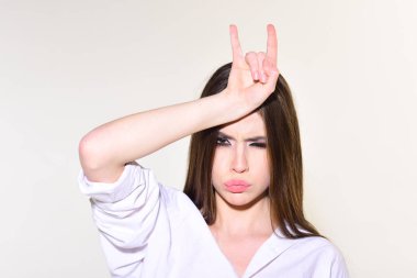 Makyaj modeli yumuşak deri ile dumanlı gözler. Son moda ve kadın ile şık saç moda makyaj. Kız beyaz izole kaya hareketi ile. Güzellik ve Kuaför. Moda bakmak kavramı.