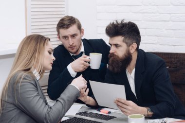 İş anlaşmaları, anlaşma koşullarını görüşmek. İş danışmanlık kavramı. Kadın avukat veya muhasebeci girişimcilere danışmanlık. İş ortakları veya işadamları toplantısında, office arka plan