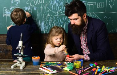 Yetenekli temel okulda sınıfta sanat ödevini yapıyor. Çocuklar gerçekten lüzum onları evde karşılamak öğretmendir. öğretmen enerjik bir kişi olması gerekir