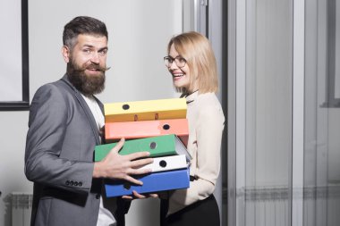 Adam kadın ofiste bağlayıcı taşımak için yardımcı olur. Erkek ve kadın ile klasör, office romantizm ve flört kavramı