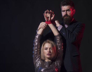 Ofis sarhoş o ateş edilmelidir çift bağlı bayanla oyun oynamak parti. Utanç verici genel davranış. Tatil kutluyor sakal ve kadın ofis çalışanları olan adam. Kadın tarafından etik fettered